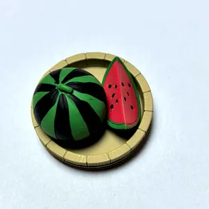 Detailansicht von Miniatur-Wassermelonen-Modellen aus Harz in einer dekorativen Schale