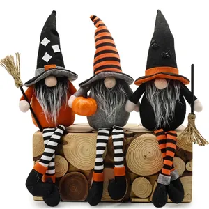 Nahaufnahme von drei gesichtslosen Halloween-Zwergen mit gestreiften langen Beinen