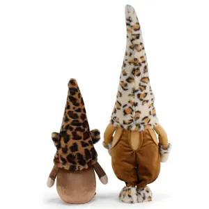 Gros plan de nains de Noël à motif léopard avec textures en peluche et velours.