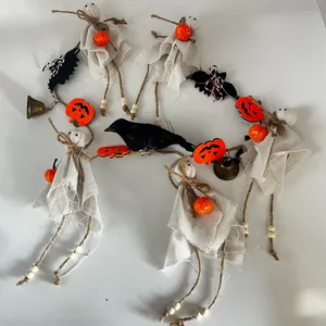 Vue détaillée d'une guirlande d'Halloween avec fantômes, mini citrouilles, chauves-souris et corbeau.