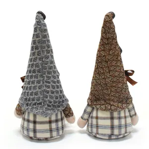 Vista trasera de gnomos de café sin rostro con gorros de punto y telas de cuadros.