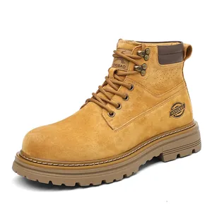 Klassische gelbe Wildleder-Arbeitsstiefel für Herren mit Schnürung auf weißem Grund