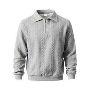 Detailweergave van grijze herensweatshirt met zware textuur en halve rits kraag
