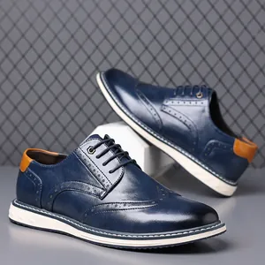Nahaufnahme blauer Brogue-Schuhe mit dicker weißer Sohle und braunem Fersendetail