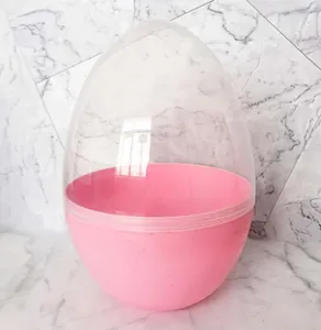 Dettaglio macro di un uovo di Pasqua gigante da 30 cm con calotta chiara e base rosa