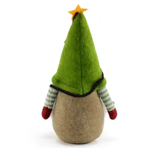 Detailansicht der Rückseite eines handgefertigten grünen Weihnachtsgnoms aus Filz