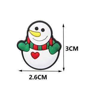 Vista detallada del identificador de copa de muñeco de nieve, mide 3 cm x 2,6 cm