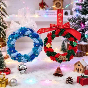 Dettaglio di ghirlande di Natale in peluche da 14 cm fatte a mano con campanelli