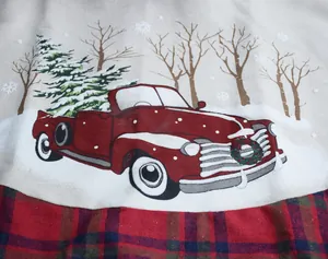 Detailopname van een vintage rode vrachtwagen en boom op een feestelijke kerstboomrok