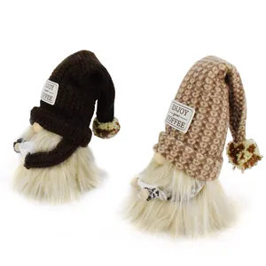 Vue détaillée de deux gnomes à café avec bonnets tricotés et barbes blanches sur fond blanc