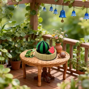 Detail von Miniatur-Harz-Wassermelonenmodellen auf einem kleinen Korbtisch für Landschaften.