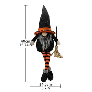 Detailansicht von Halloween-Hexe Gnom Ornament mit gestreiften langen Beinen und Besen