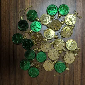 Juego de monedas decorativas verdes y doradas de San Patricio con sombreros de duende.