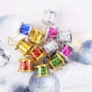 Vista detallada de mini tambores láser coloridos para la decoración del árbol de Navidad