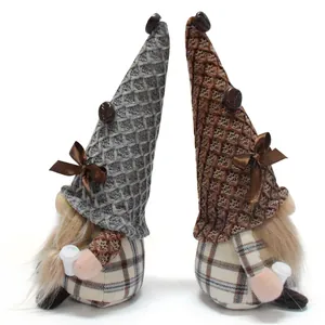 Detalle de gnomos de peluche con tema de café, sombreros de gofre y tazas pequeñas.