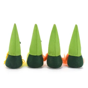 Rückansicht von vier St. Patrick's Day Gnomen mit grünen Hüten und bunten Filzbärten.
