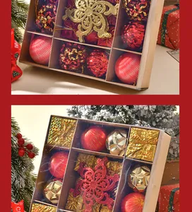 Detailansicht verschiedener roter und goldener Weihnachtsanhänger in einer Geschenkbox.