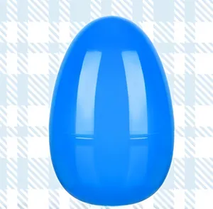 Dettaglio che mostra la finitura lucida di un grande uovo di Pasqua in plastica blu 30 cm.