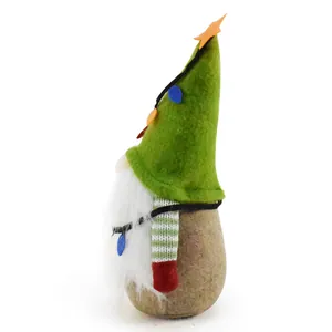 Seitenansicht eines Weihnachtsgnoms mit grüner Filzmütze und buschigem weißem Bart.