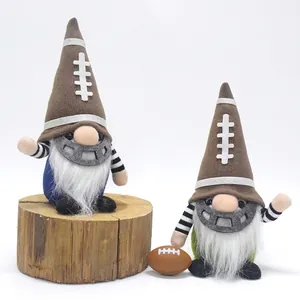 Detail von zwei Football-Gnomen mit Helmen und Miniatur-Football auf einem Baumstamm.