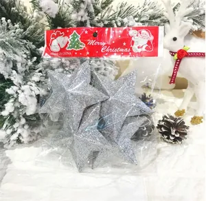 Silberne Glitzer-Weihnachtsstern-Ornamente in festlicher Verpackung für den Baum