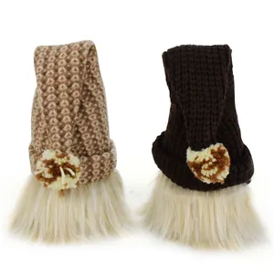 Vue détaillée de deux gnomes à café faits main avec chapeaux en tricot et barbes.