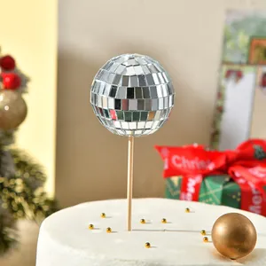 Vista detallada de un mini adorno para pastel de bola de discoteca de espejo plata