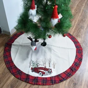 Detailweergave van de kerstboomrok met vintage rode truckprint en geruite rand.