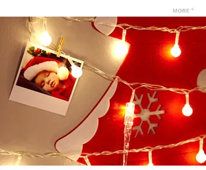 Primo piano dell'albero di Natale in feltro fai-da-te con luci LED e clip per foto