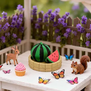 Detailansicht eines Miniatur-Wassermelonen-Harzmodells in einer wunderschönen Märchengarten-Szene