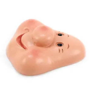 Primer plano detallado de una cara de enano sonriente de resina para muñecas de Navidad DIY
