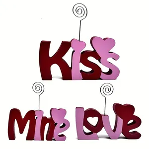 Insegne da tavolo in legno per San Valentino con lettere 'Kiss', 'Mine' e 'Love'