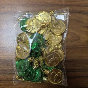 Pack de colgantes de monedas de sombrero de San Patricio verdes y dorados para fiesta