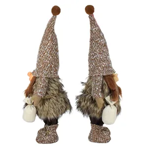 Dettaglio di due gnomi di peluche in stile primitivo con alti cappelli a maglia e pelliccia.