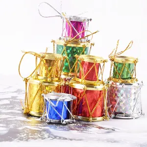 Vista detallada de minitambores navideños láser de colores para decorar el árbol de Navidad