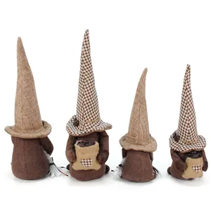 Vier braune Kaffee-Gnome mit Hahnentritt-Hüten für Vintage-Kaffeebar-Dekoration.