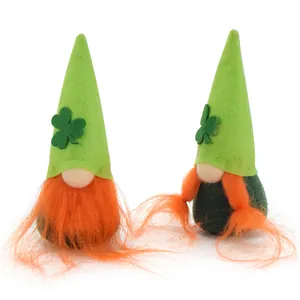 Makroansicht von St. Patrick's Day Gnomen mit Kleeblatt-Details und orangefarbenem Pelz