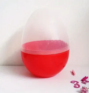 Vista dettagliata di un grande contenitore per uova di Pasqua in plastica bicolore 30 cm