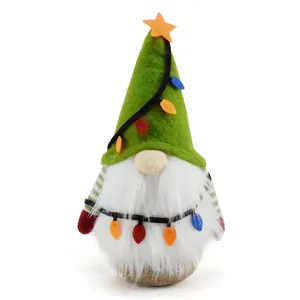 Detailansicht eines Weihnachtsgnoms mit grünem Baumhut und bunten Filzlichtakzenten