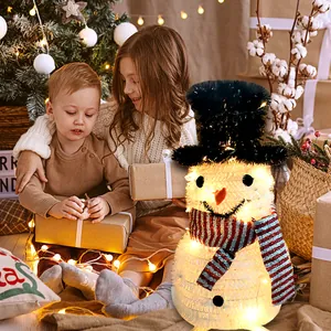 Detailansicht der weißen Weihnachtsschneemann-Dekoration mit warmen LED-Lichterketten