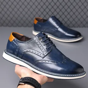 Detailaufnahme der blauen Herren-Brogues mit dicker weißer Sohle und klassischer Perforation.