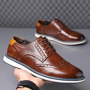 Detailaufnahme brauner Brogue-Lederschuhe im britischen Stil mit dicken weißen Sohlen