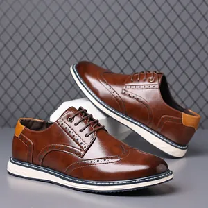 Detaillierte Makroansicht eleganter brauner Brogue-Lederschuhe mit dicken weißen Sportsolen