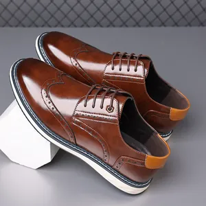 Detail von braunen Brogue-Lederschuhen mit dicken weißen Sohlen im britischen Stil.
