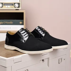 Primo piano di scarpe casual da uomo in pelle scamosciata e pelle nera lucida