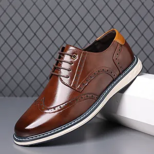Klassische braune Brogue-Lederschuhe im britischen Stil mit dicker weißer Sohle Detail