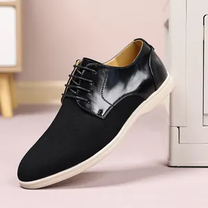Primo piano di scarpe derby nere in camoscio e pelle con suola a contrasto