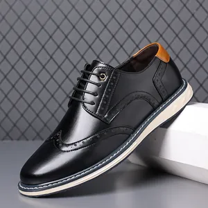 Detailansicht der schwarzen Herren-Brogue-Schuhe mit Flügelkappen-Muster.