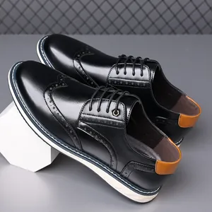 Detailansicht der schwarzen Brogue-Lederschuhe mit dicker weißer Plateausohle und brauner Ferse.