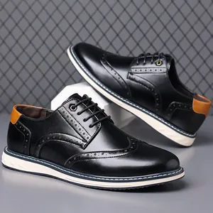 Detailansicht schwarzer Brogue-Lederschuhe mit klassischen Flügelspitzen-Perforationen.